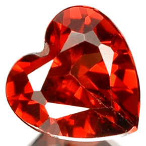 Granato Almandino Rosso naturale da 0.67 ct, A forma di cuore, VS