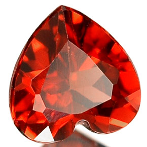 Granato Almandino Rosso naturale da 0.67 ct, A forma di cuore, VS