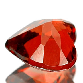 Granato Almandino Rosso naturale da 0.67 ct, A forma di cuore, VS