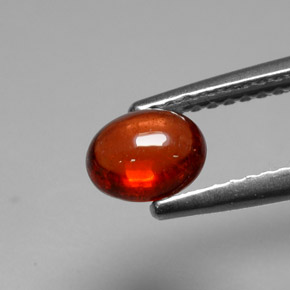 Granato almandino naturale rosso da 0,88 ct, taglio ovale, traslucido
