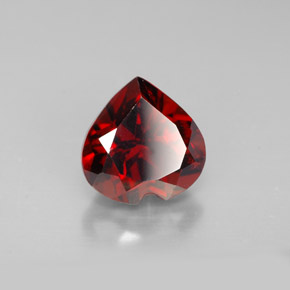 Granato Almandino Rosso naturale da 1.90 ct, A forma di cuore, VVS-VS
