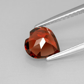 Granato Almandino Rosso naturale da 1.32 ct, A forma di cuore, VS
