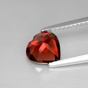 Granato Almandino Rosso scuro naturale da 1.42 ct, A forma di cuore, VVS
