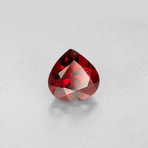 Granato Almandino Rosso scuro naturale da 1.64 ct, A forma di cuore, VVS-VS