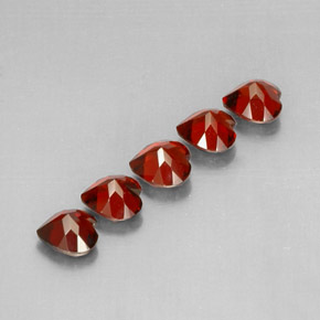 Granato almandino naturale rosso da  ct, a forma di cuore, VS