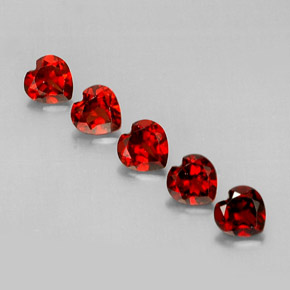 Granato almandino naturale rosso da  ct, a forma di cuore, VS