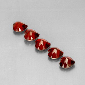 Granato almandino naturale rosso da  ct, a forma di cuore, VS