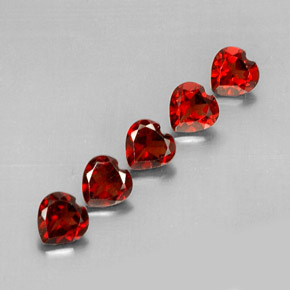 Granato almandino naturale rosso da  ct, a forma di cuore, VS