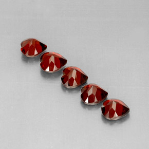 Granato almandino naturale rosso da  ct, a forma di cuore, VS