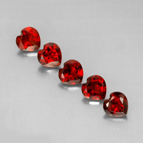 Granato almandino naturale rosso da  ct, a forma di cuore, VS