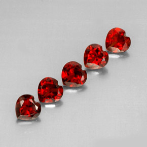 Granato almandino naturale rosso da  ct, a forma di cuore, VS
