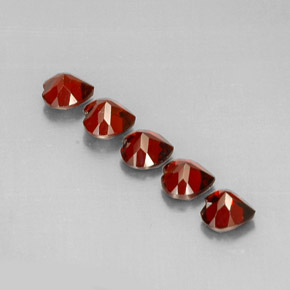 Granato almandino naturale rosso da  ct, a forma di cuore, VS
