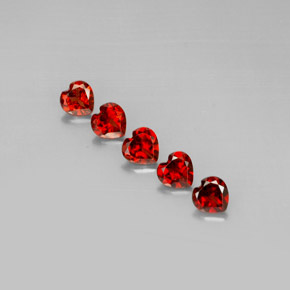 Granato almandino naturale rosso da  ct, a forma di cuore, VS