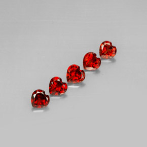 Granato almandino naturale rosso da  ct, a forma di cuore, VS