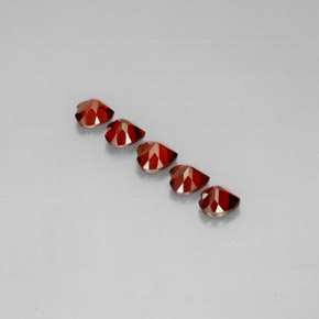 Granato almandino naturale rosso da  ct, a forma di cuore, VS