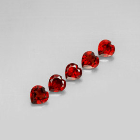 Granato almandino naturale rosso da  ct, a forma di cuore, VS