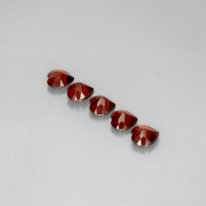Granato almandino naturale rosso da  ct, a forma di cuore, VS