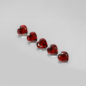 Granato almandino naturale rosso da  ct, a forma di cuore, VS