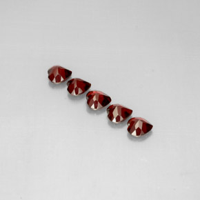 Granato almandino naturale rosso da  ct, a forma di cuore, VS