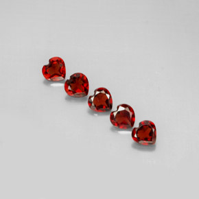 Granato almandino naturale rosso da  ct, a forma di cuore, VS