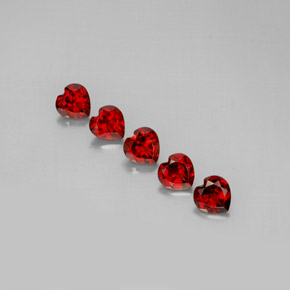 Granato almandino naturale rosso da  ct, a forma di cuore, VS