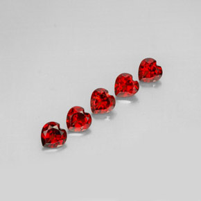 Granato almandino naturale rosso da  ct, a forma di cuore, VS