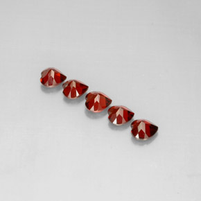 Granato almandino naturale rosso da  ct, a forma di cuore, VS