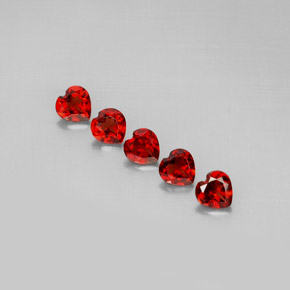 Granato almandino naturale rosso da  ct, a forma di cuore, VS