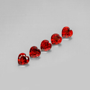 Granato almandino naturale rosso da  ct, a forma di cuore, VS