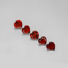 Granato almandino naturale rosso da  ct, a forma di cuore, VS