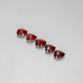 Granato almandino naturale rosso da  ct, a forma di cuore, VS