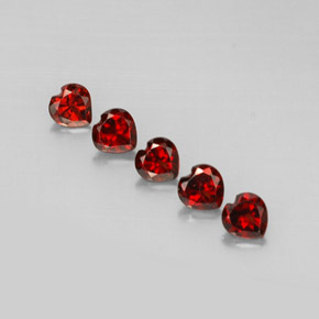 Granato almandino naturale rosso da  ct, a forma di cuore, VS