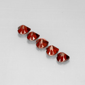 Granato almandino naturale rosso da  ct, a forma di cuore, VS