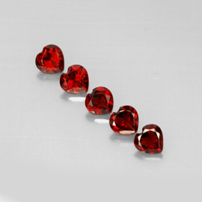 Granato almandino naturale rosso intenso da  ct, a forma di cuore, VS