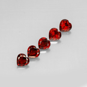 Granato almandino naturale rosso intenso da  ct, a forma di cuore, VS
