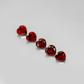 Granato almandino naturale rosso da  ct, a forma di cuore, VS