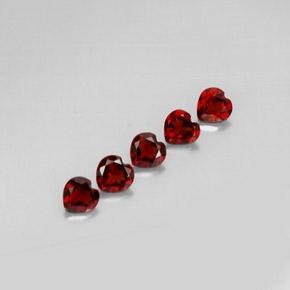 Granato almandino naturale rosso da  ct, a forma di cuore, VS