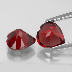 Granato almandino naturale rosso da  ct, a forma di cuore, VS