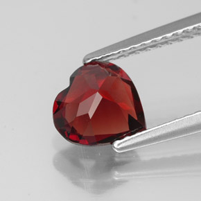 Granato Almandino Rosso scuro naturale da 1.33 ct, A forma di cuore, VVS