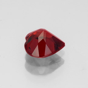 Granato Almandino Rosso scuro naturale da 1.39 ct, A forma di cuore, VVS