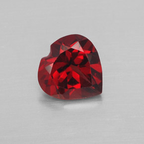 Granato Almandino Rosso scuro naturale da 1.52 ct, A forma di cuore, VVS-VS