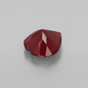 Granato Almandino Rosso scuro naturale da 1.52 ct, A forma di cuore, VVS-VS