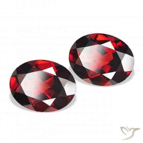 Gemme di Granato Almandino Rosso Sangue Profondo naturale da 4.23 ct, Ovale, VVS-VS
