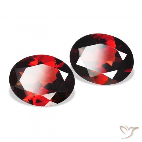 Gemme di Granato Almandino Rosso Sangue Profondo naturale da 3.81 ct, Ovale, VVS-VS