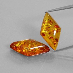 Ambra naturale arancione da  ct, forma fantasia, trasparente