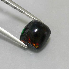Opale nero naturale multicolore da 2,40 ct, quadrato, opaco