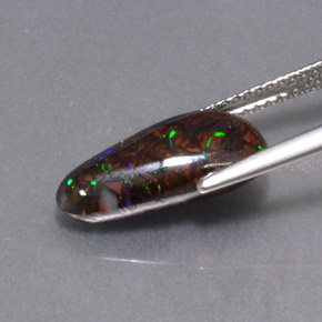 Opale boulder naturale multicolore da 4,97 ct, forma fantasia, opaco