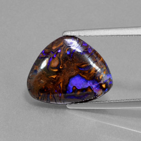 Opale boulder naturale multicolore da 4,96 ct, trillion, opaco