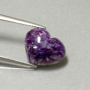 Caroite naturale viola da 5,06 ct, a forma di cuore, opaco