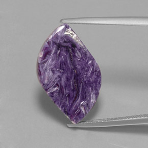 Caroite naturale viola da 9,50 ct, forma fantasia, opaco